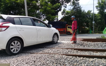 Mengais Pundi Rupiah, Mahasiswa Ini Rela Jaga Rel KA